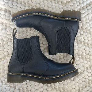 DR MARTENS CHELSEA BOOTS